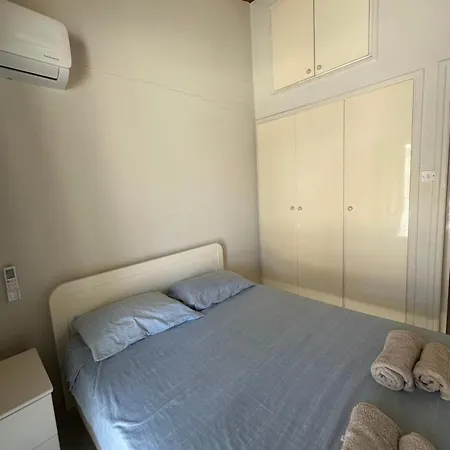 Leonidas Seaside Менеоу