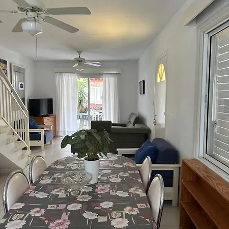 Leonidas Seaside Менеоу