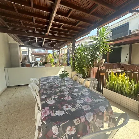 Leonidas Seaside Менеоу