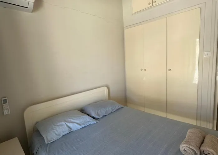 Leonidas Seaside Meneou