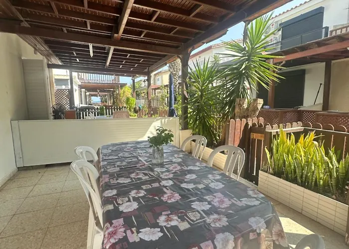 Leonidas Seaside Meneou