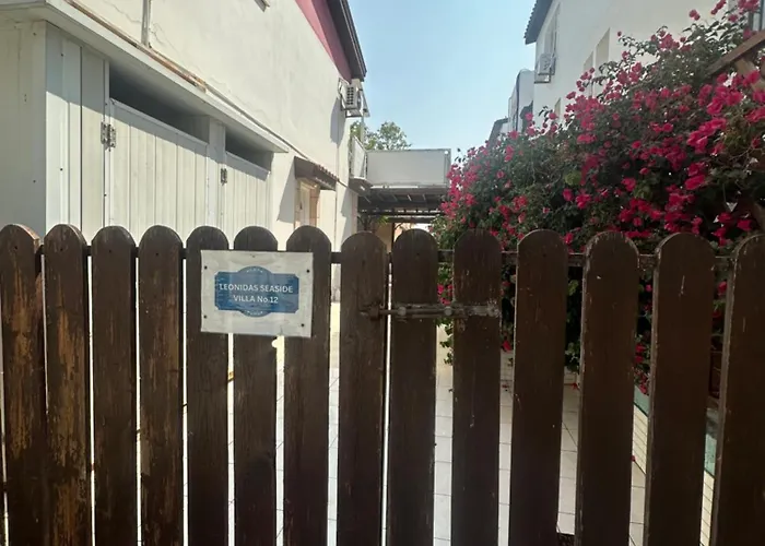 Leonidas Seaside * Meneou