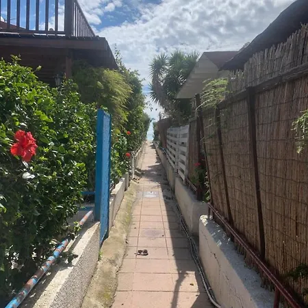 Leonidas Seaside וילה