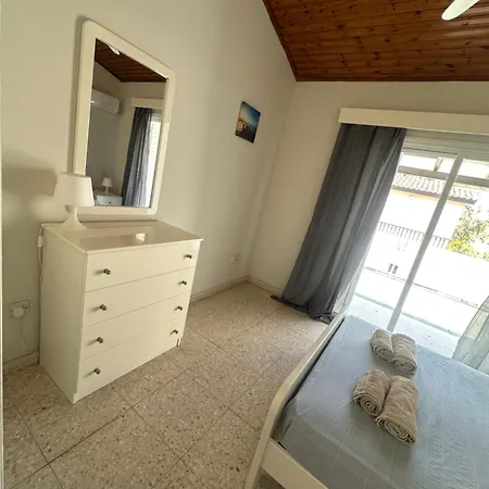 Leonidas Seaside * Meneou