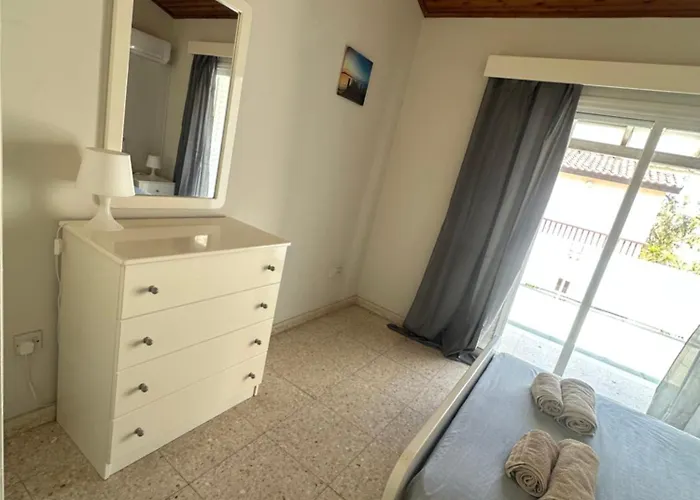 Leonidas Seaside * Meneou